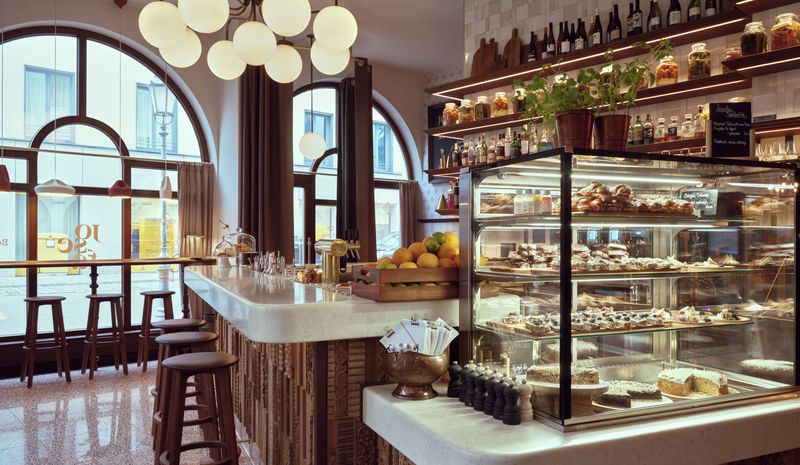 Café mit Patisserie-Auslage im Tagescafé 